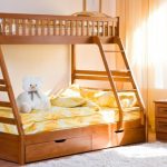 Lit en bois à deux niveaux pour un enfant et des adultes