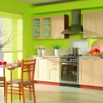 Cuisine en bois avec de belles décorations et décor