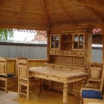 Mobilier sculpté en bois dans la tonnelle