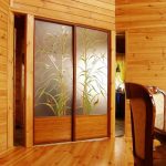 Armario de madera con puertas de vidrieras.