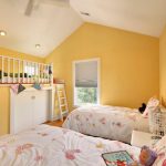 Chambre d'enfants pour les filles dans le grenier