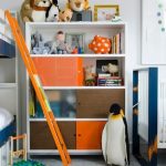 Chambre d'enfants pour deux enfants plus âgés et un bébé