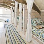 Chambre d'enfants pour trois enfants dans le grenier
