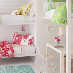 Chambre d'enfants avec trois lits intégrés et espace de travail