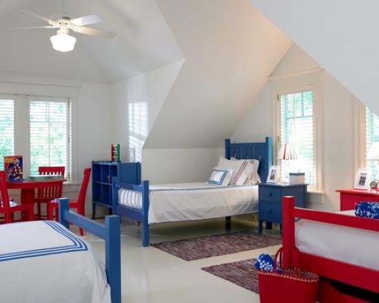 Chambre d'enfants de trois enfants dans le grenier