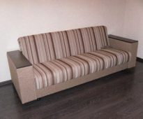 Sofa après constriction avec leurs propres mains