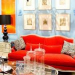 Canapé de couleurs vives pour accentuer l'intérieur