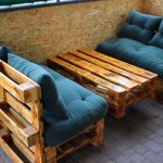 Canapés et table sur la terrasse extérieure