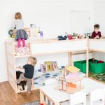 Deux lits mezzanine avec une aire de jeux dans la crèche pour trois enfants