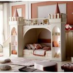 Lits superposés comme un château