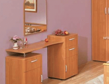 Élégante coiffeuse dans la chambre