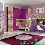 Chambre mauve avec lits superposés