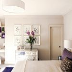 Accent violet dans la chambre blanche