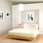 Solution fonctionnelle pour organiser une chambre - une armoire des deux côtés et au-dessus du lit