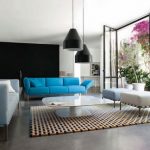 Canapé bleu comme un accent brillant