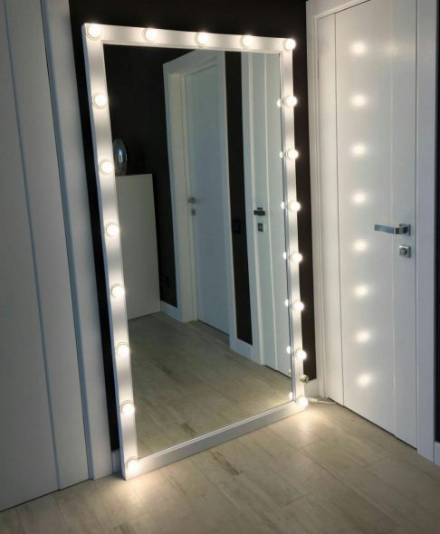 Grand miroir avec lampes