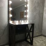 Miroir de maquillage sur un support en bois