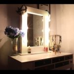 Miroir de maquillage avec des lumières et une table pour le maquillage faites-le vous-même