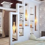Divisória elegante com prateleiras para o quarto