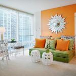 La combinaison de vert et d'orange à l'intérieur