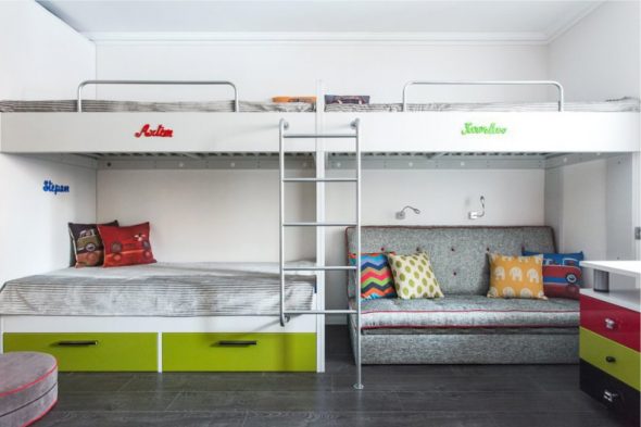 Chambre pour trois garçons avec plaques signalétiques