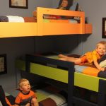 Lit compact à trois niveaux pour les enfants