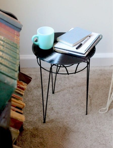 Table d'appoint compacte