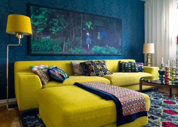 Canapé jaune vif dans la chambre bleue