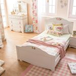 Belle chambre tendre avec un lit confortable pour une adolescente