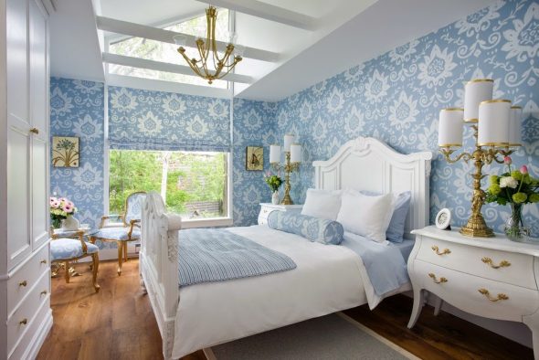 Belle et délicate chambre avec un mobilier blanc.