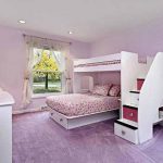 Beau lit sur deux étages à l'intérieur de la chambre