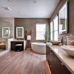Belle salle de bain avec un bon éclairage et beaucoup de miroirs