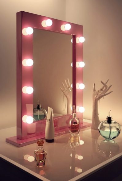 Miroir, fait sur mesure dans un cadre brillant et juteux