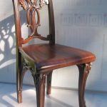 Belle chaise avec un dos sculpté