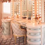 Belle coiffeuse avec miroir