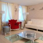 Fauteuil rouge dans un intérieur neutre