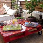 Table palette rouge avec plateau en verre