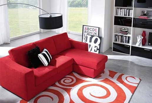 Canapé rouge vif dans la chambre grise