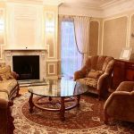 Les fauteuils et les canapés sont mieux placés pour que les fenêtres soient visibles