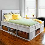 Lit en bois avec tablettes ouvertes en bas