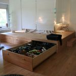Lit sur le podium avec espace de rangement intégré