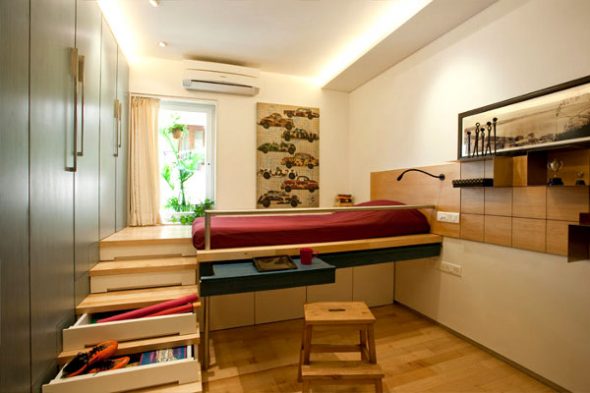 Bed-podium avec des escaliers