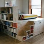 Lit podium avec bibliothèque intégrée