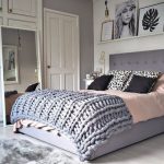 Lit avec une tête de lit douce avec un couvre-lit inhabituel