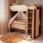 Lit sur deux niveaux pour un grand enfant et un bébé