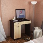 Petite table de maquillage