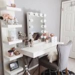 Petit miroir avec coiffeuse éclairée par la glace