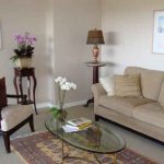 Mobilier Feng Shui dans le salon en demi-cercle, autour d'une table ovale
