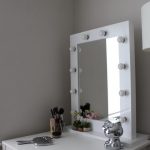 Jolie table avec miroir de maquillage