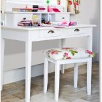 Jolie table de toilette à la main